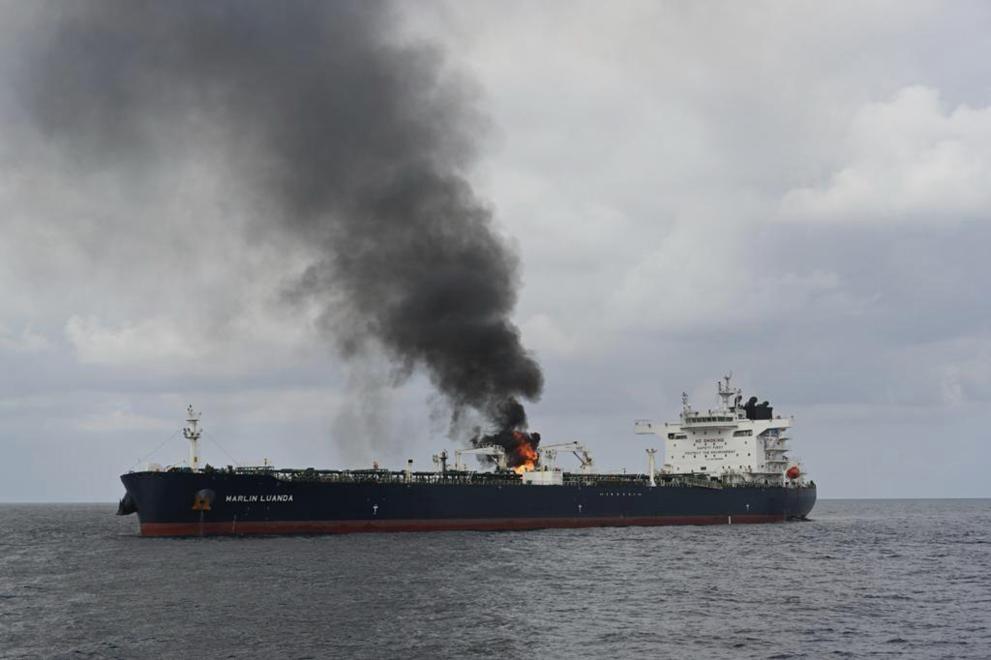 петролен танкер хуси удар пожар