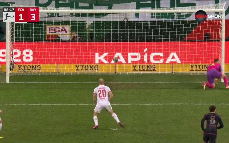 Пет преди края Мануел Нойер излезе да избива висока топка,