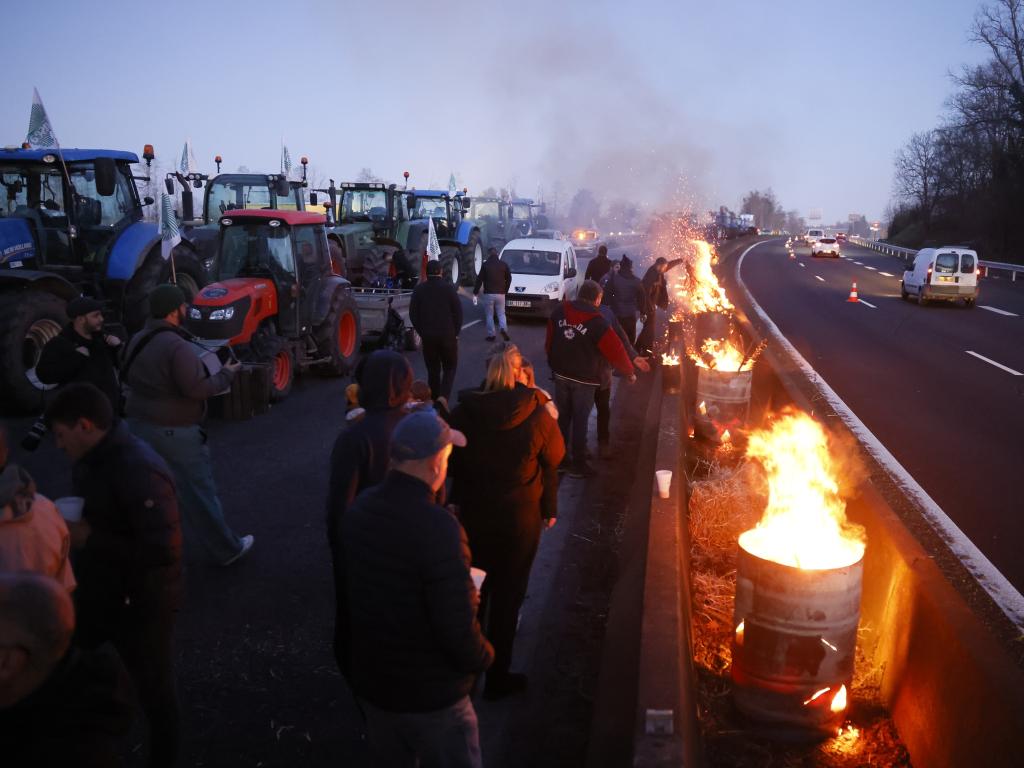 Френски фермери планират да блокират Париж, въпреки отстъпките на правителството.