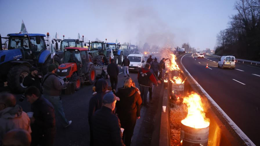 Фермерите във Франця отново блокират Париж