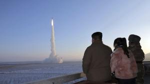 Севернокорейският лидер Ким Чен ун е наблюдавал изпитания на две крилати