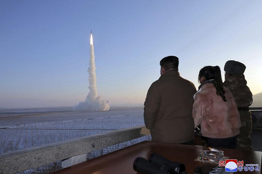 Севернокорейският лидер Ким Чен-ун, дъщеря му Ким Джу-е и висш военен