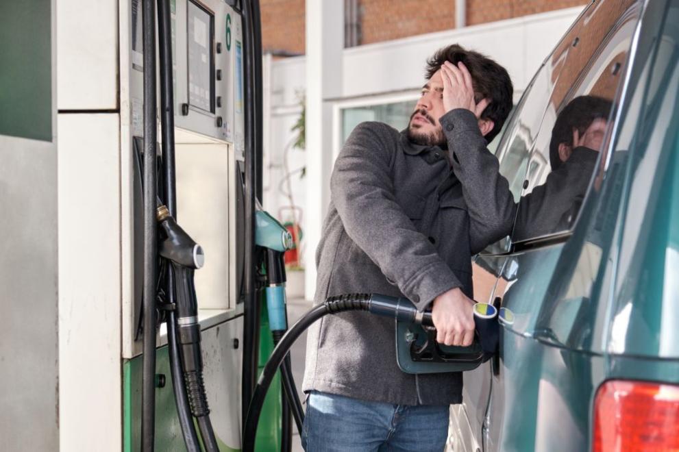Покачват се цените на бензина и дизела по бензиностанциите. При най-масовия