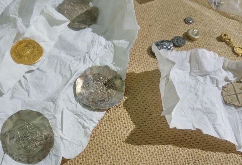 Снимка: Митничари иззеха 22 кг антични монети на „Дунав мост“-Видин