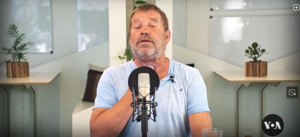 Йорис Кастеманс има леко заекване. Но като много хора, които