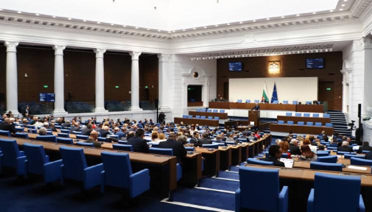 парламент - ВЪПРЕКИ РАЗДОРИТЕ: Кабинетът „Габриел“ влиза за гласуване в парламента
