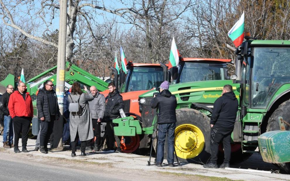 Снимка: Тракторите на земеделците блокираха „Дунав мост“ 2