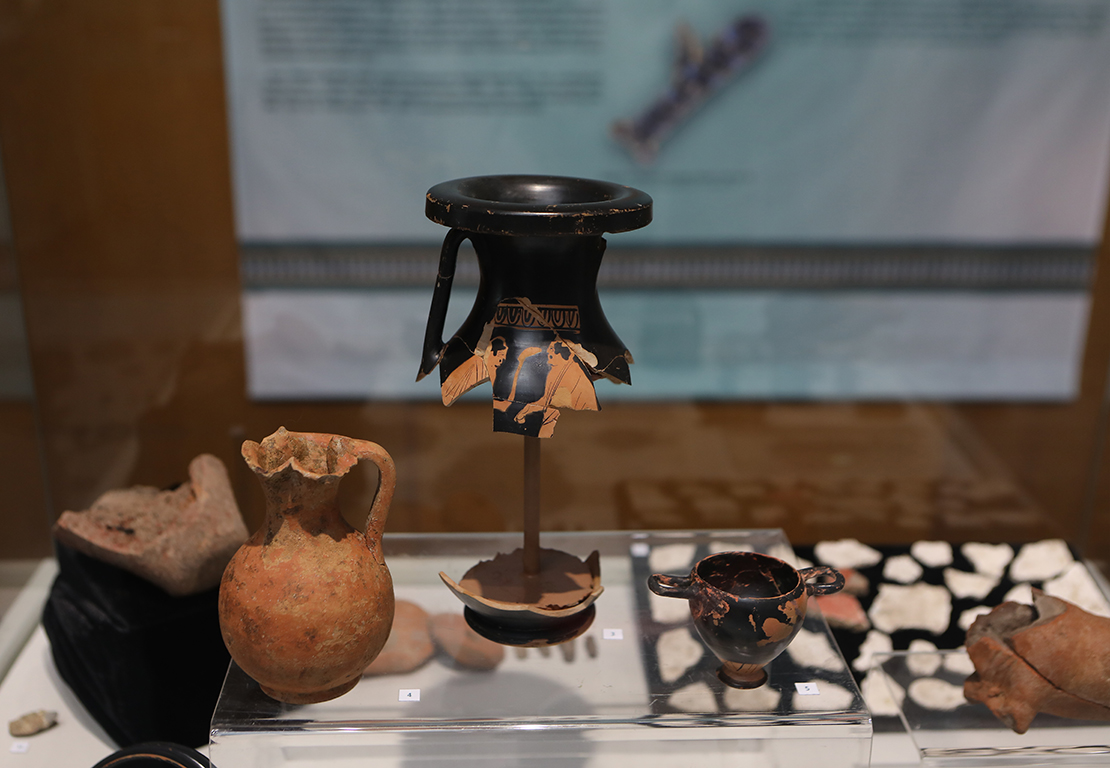 <p>В близост до нея, при спасителни разкопки на ул Албатрос №7 в град Созопол, п-в Скамни, Павлина Девлова проведе разкопки на непозната до този момент част на античния град Аполония Понтика.</p>