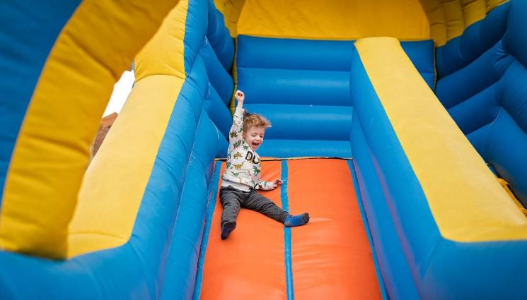 надуваем замък - УЖАС! Надуваема пързалка излетя на пътя, повлече и деца (СНИМКА+ВИДЕО)