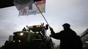 Фермери блокираха рано сутринта в четвъртък периметъра около Европейския парламент