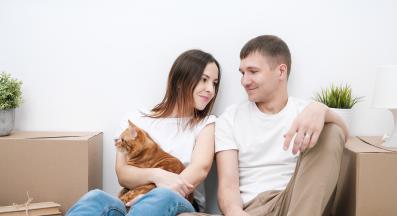 мъж и жена с котка