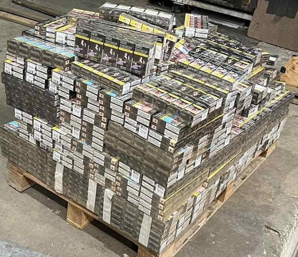 Снимка: Митничари хванаха близо 8 хил. кутии контрабандни цигари, скрити в чорапи