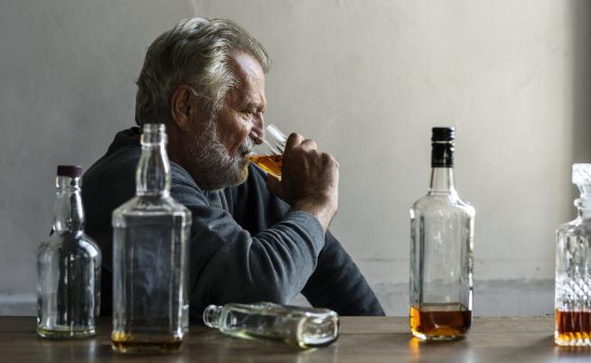 Алкохолизъм на стари години: Мълчаливото страдание на мнозина