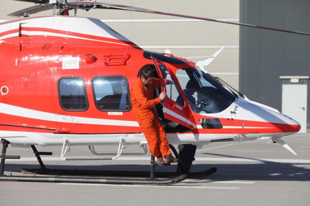  въздушната кола за спешна помощ 