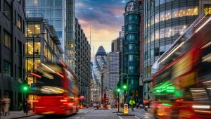 Девет души включително две деца и трима полицаи са били