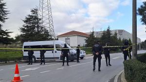 Турската полиция освободи седемте служители и задържа въоръжения нападател който