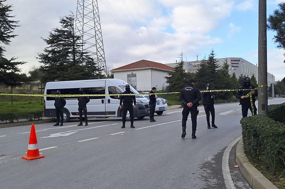 Турската полиция освободи седемте служители и задържа въоръжения нападател, който