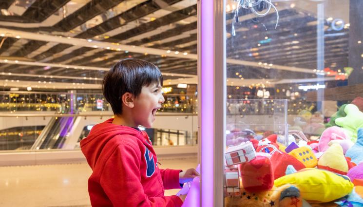 машина за играчки - КУРИОЗ: Спасиха малко момченце от машина за играчки! (ВИДЕО)