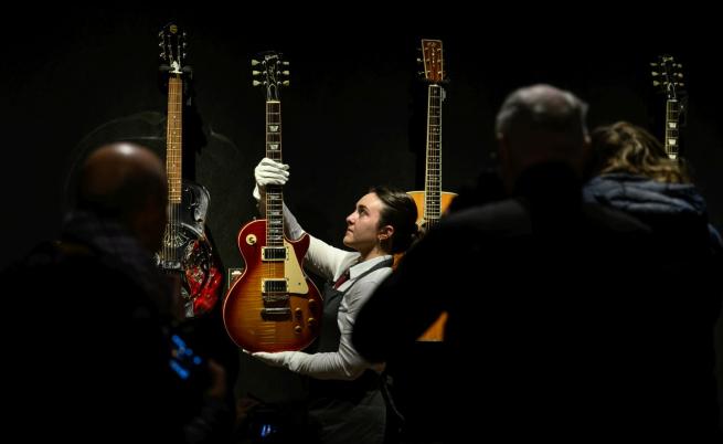 За повече от 8 млн. лири: Продадоха китари на Марк Нопфлър