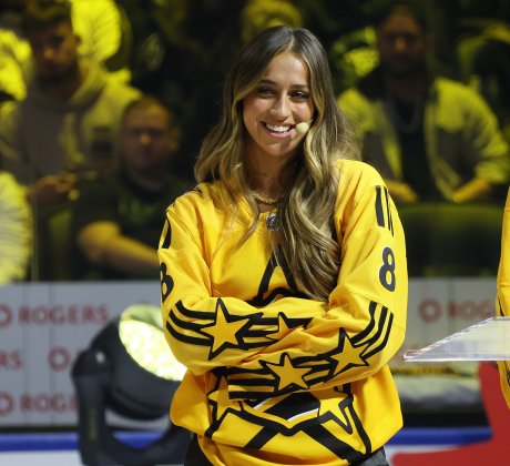 Младата попзвезда Тейт Макрей често посочвана от феновете като възможен