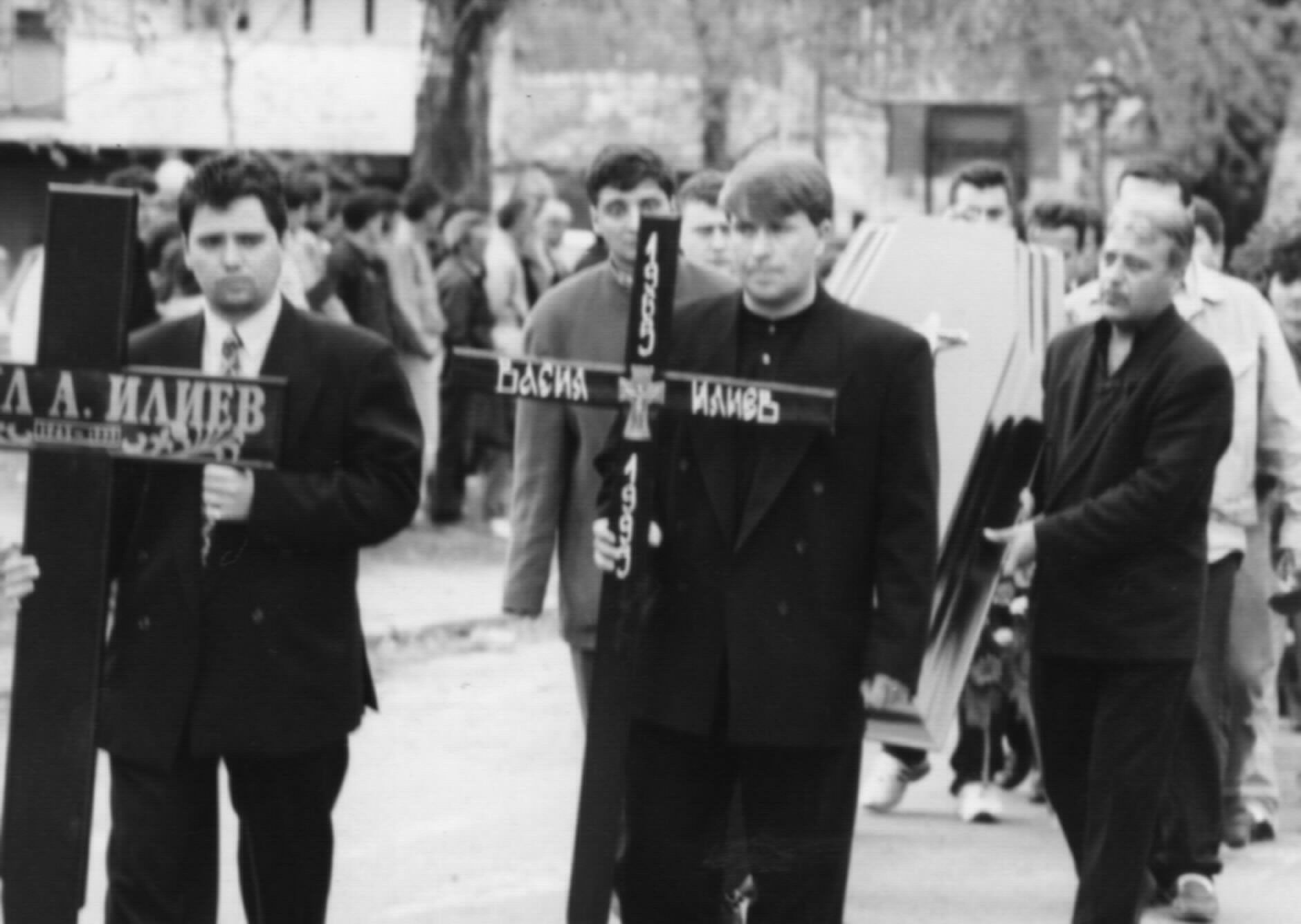  Маймуняка носи кръста на погребението на Васил Илиев.