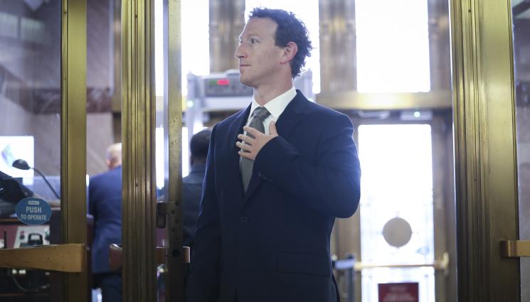 зукъмбърг - Зукърбърг се извини за социалните мрежи пред Сената на САЩ