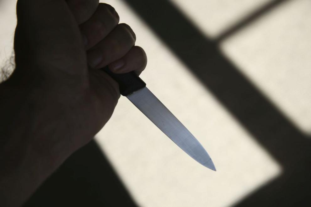 Две млади жени са задържани за нападение с нож на