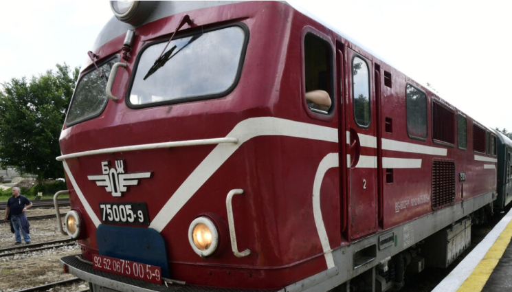 ТЕСНОЛИНЕЙКА - ИНЦИДЕНТ НА РЕЛСИТЕ: Родопската теснолинейка се заби в скали