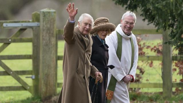 Чарлз Трети отново е на крака след операцията