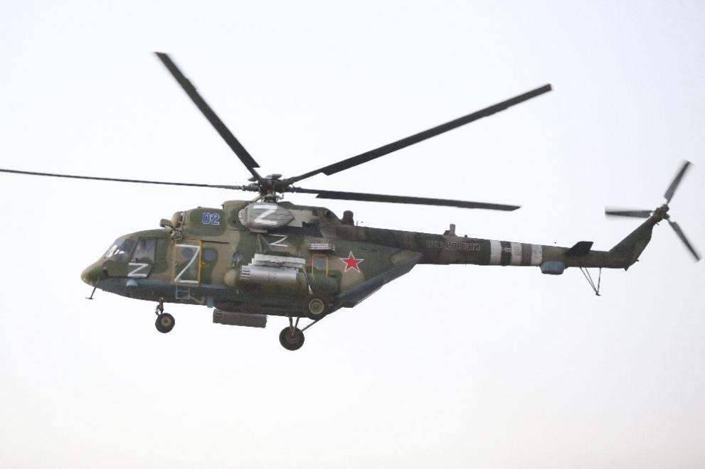 Руски хеликоптер Ми-8 с тричленен екипаж на министерството на гражданската