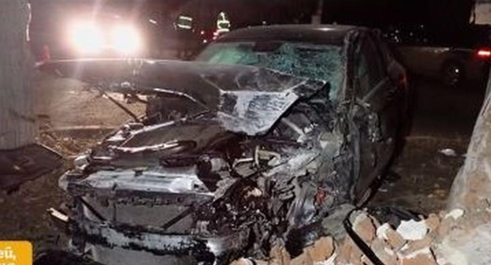 Снимка: Зрелищна катастрофа в Исперих: Кола се заби в къща, разруши стена и паркира в стая