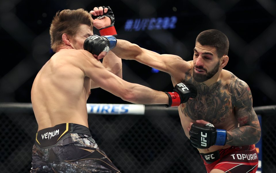 Претендентът за пояса в категория перо на UFC - Илия