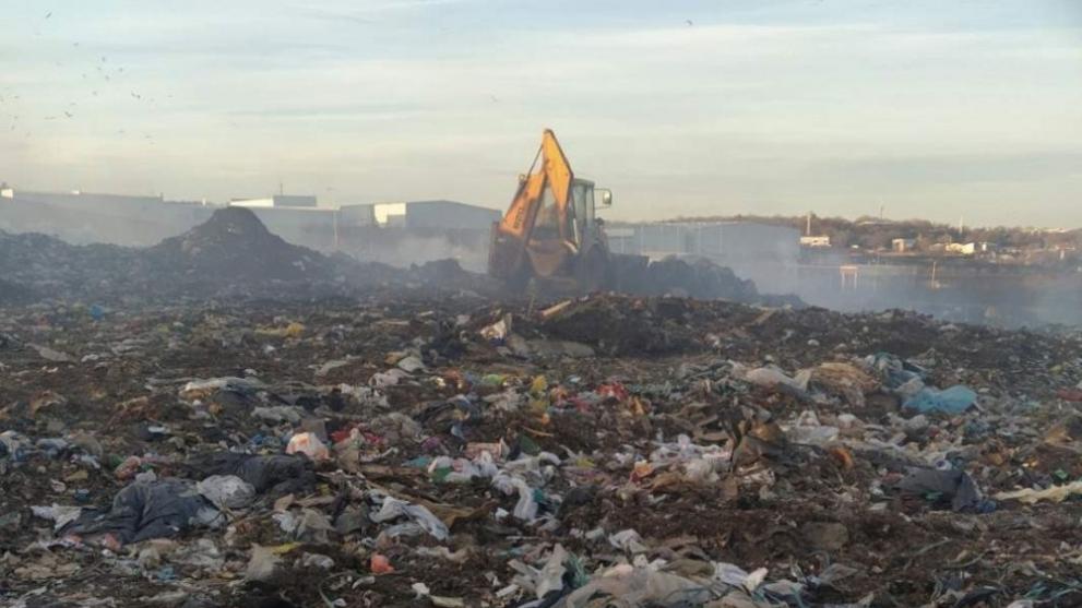 Снимка: Пожар избухна в депото за отпадъци край Русе