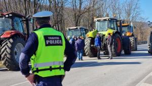 Продължават блокадите на протестиращите земеделци В 18 часа техни представители