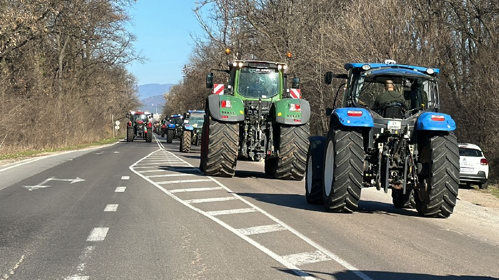 Земеделски производители от Стара Загора също излязоха на протест днес, 6 февруари. Протестиращите искат преразглеждане на размера на държавните субсидии, както и на регламента за отпускането им