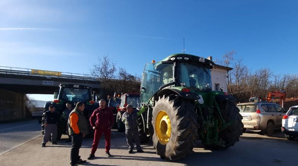 Земеделци от цялата страна излязоха на протести с тракторите си и блокираха ключови пътища (ГАЛЕРИЯ)