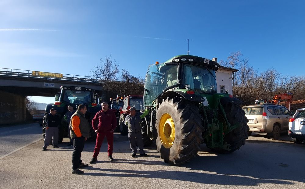 Земеделци от цялата страна излязоха на протести в страната.