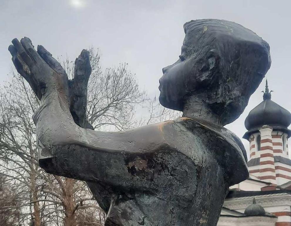 Снимка: Мъж откърти с чук част от емблематичната скулптура „Щастливеца“ в Плевен