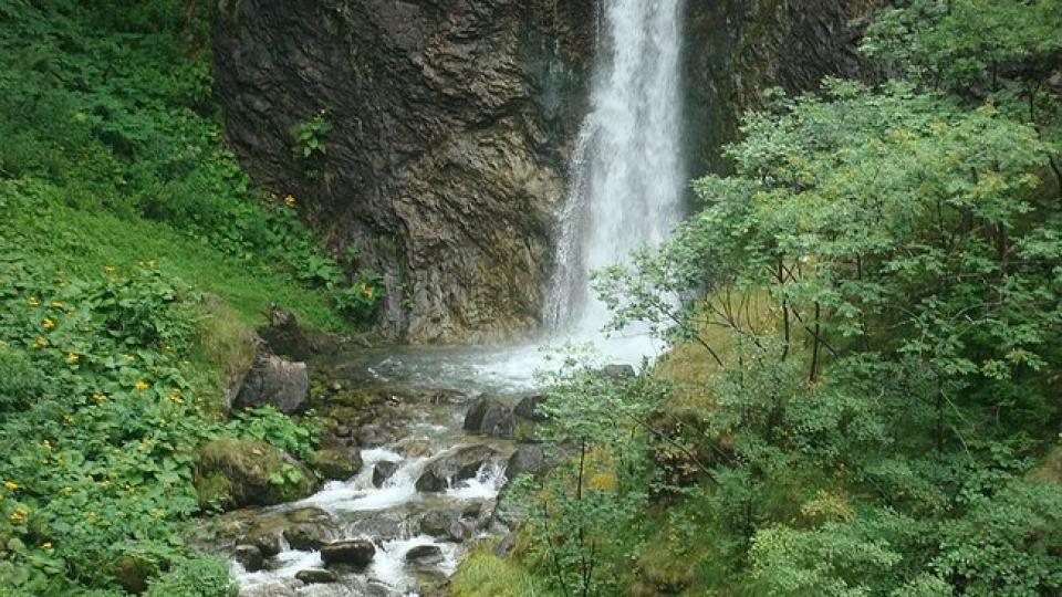 Водопад Горица, известен още като Овчарченски водопад, е един изумителен