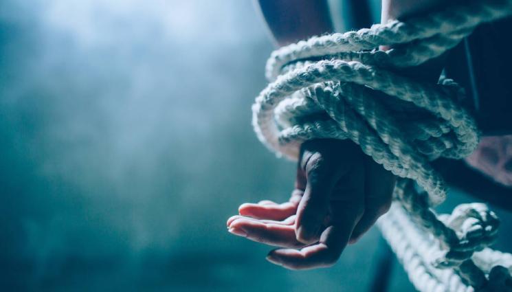 отвлечена отвличане - Отвлякоха и биха мъж, за да работи в кравеферма в Петричко