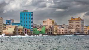 Необикновено силен студен фронт връхлетя днес северното крайбрежие на Куба като