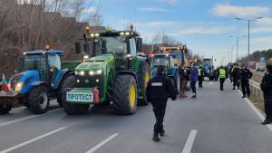 Втори ден земеделски производители в страната излизат на протест  Земеделци блокираха с трактори