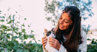 жена и котка