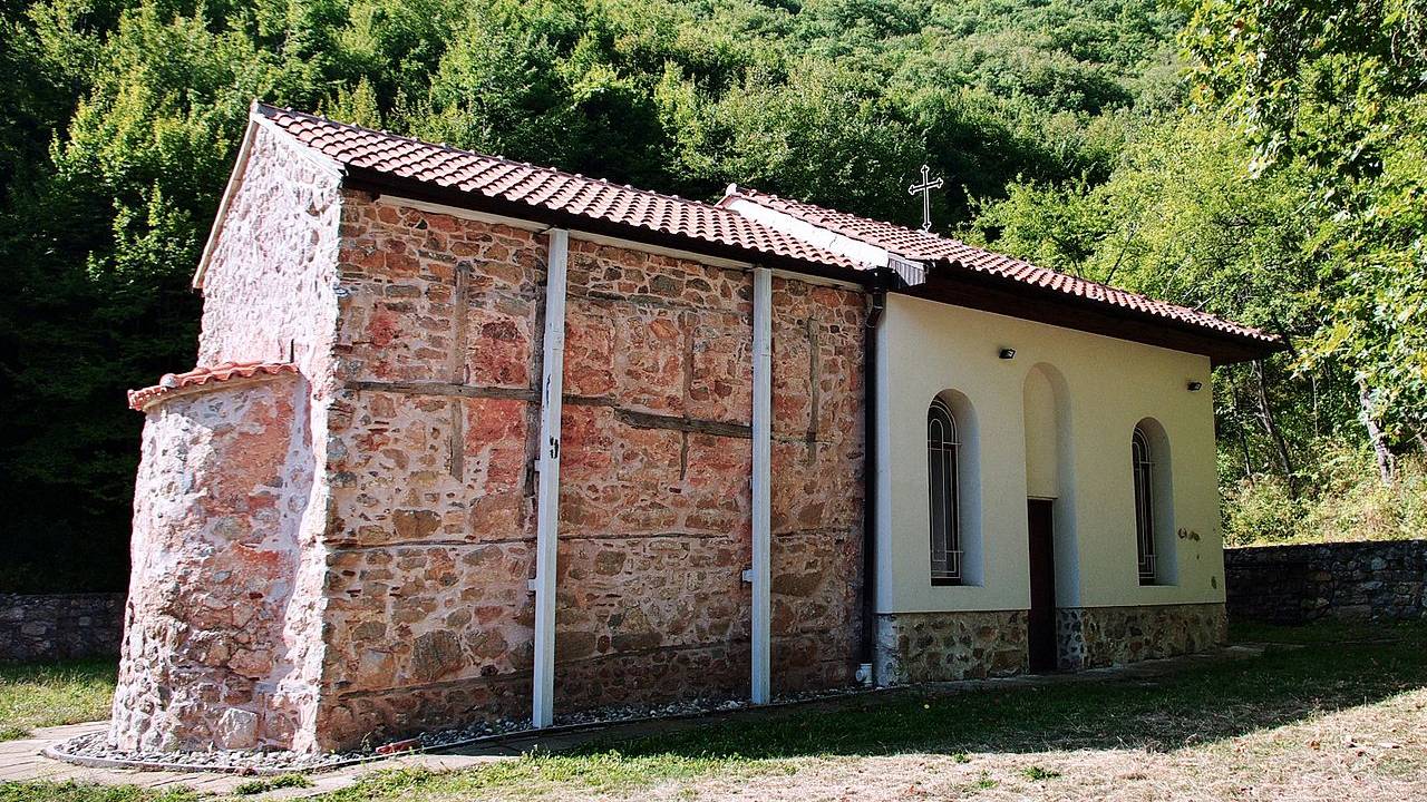  Само храмовата черква днес е оцеляла от някогашния Руенски манастир Св. Димитър.