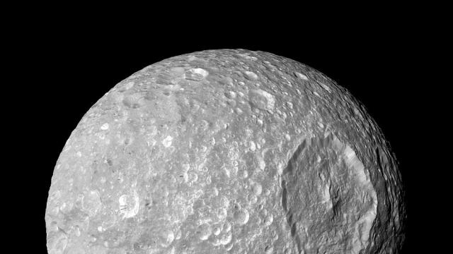 Сатурновата луна Мимас има скрит океан под повърхността