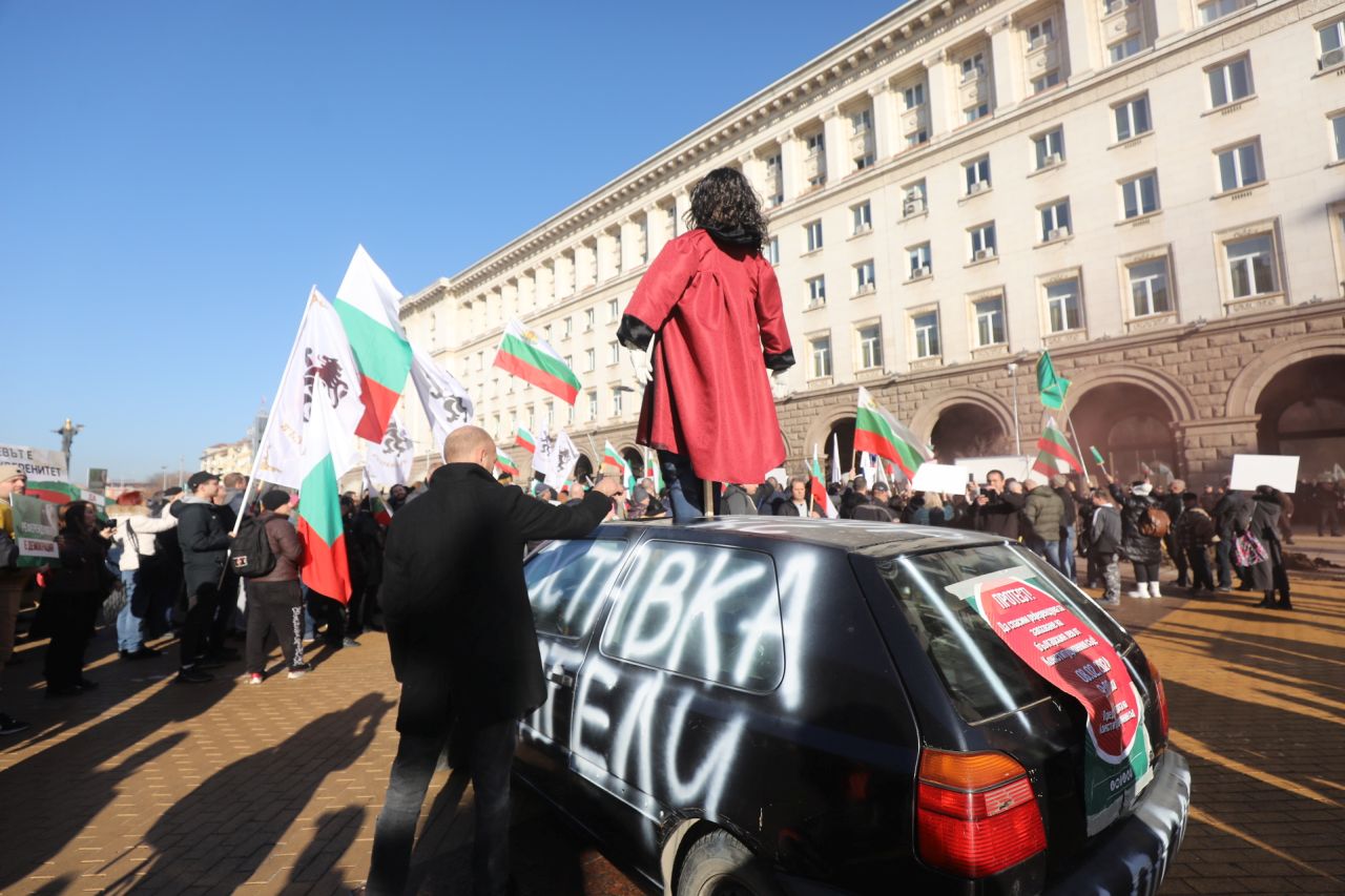 <p>&quot;Възраждане&quot; протестира пред Конституционния съд по повод референдума за запазване на лева</p>