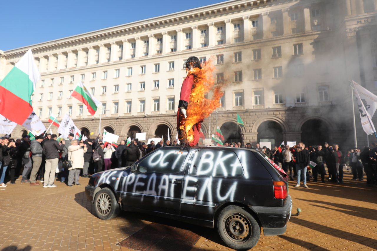 <p>&quot;Възраждане&quot; протестира пред Конституционния съд по повод референдума за запазване на лева</p>