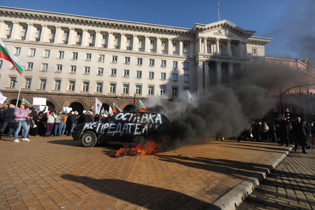 <p>&quot;Възраждане&quot; протестира пред Конституционния съд по повод референдума за запазване на лева</p>