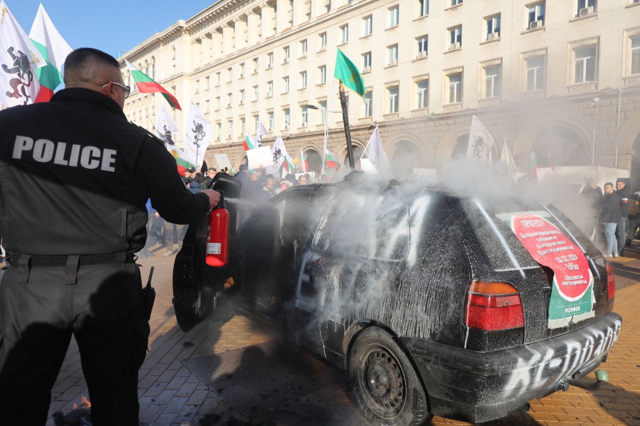 <p>&quot;Възраждане&quot; протестира пред Конституционния съд по повод референдума за запазване на лева</p>