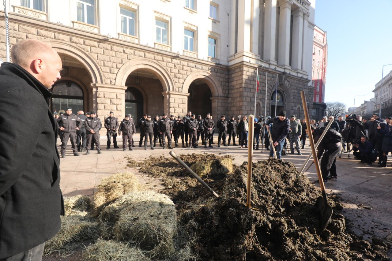 <p>&quot;Възраждане&quot; протестира пред Конституционния съд по повод референдума за запазване на лева</p>